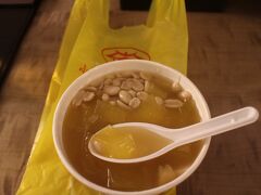 番号を伝えたが違うものが・・・
でもこの黄色いゼリーのトッピングがとても美味しくて　こっちでもよかった