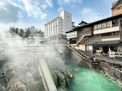 流石、日本一の湧出量を誇る源泉地。毎分4000リットルもの温泉が湧き出ているという。

と、ここで仕事の緊急電話が。。。
ちょうどお昼時なので早くお店を探さないといけないのに。。