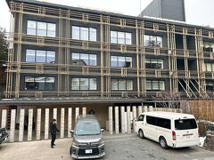 15時にチェックイン。
裏草津の広場側から階段を登っていくルートは雪が積もっていて通行止めだったので、回り道して正面入り口から向かいます。