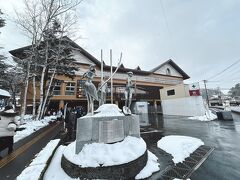 雪道を慎重に歩きながらバスターミナルに到着。バスに乗ってJR駅へ。