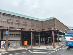 長野原草津口駅は、小さな軽食屋兼お土産屋以外は本当に何もないです。