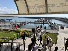 やっとﾊﾞﾘの初日。モワっとした湿気と近い近い太陽。

ホテルからガラガラを引いて、チケット売り場まで。事前にネットで予約していた
D'Camel Boatのチケットカウンターにチケットを引き取りに行って、9:30のボートに乗り込む。
ちなみにチケットはsold outだったので、事前購入がお勧めだと思います。

https://www.baliferries.com/sanur
