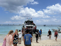 1時間ほどでレンボルガン島に到着。
桟橋などないので、ジャブジャブと足をつけて島に上陸。
思ったより大きな島。青く透き通った水。
そして、海沿いには多くのリゾートホテルが乱立する。

この島滞在でもよかったんだけど、結局、この隣の更に小さな島に宿をとっていたので、ここから更に移動が必要。
（結果、選択肢は正解だった）

バイタクのおっちゃんに交渉したが、まあ、価格は決まってるぽいので、
そこまで値切れず、結局Yellow Bridgeまで2台のバイクで送迎。
