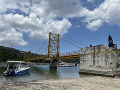 レンボンガン島と我らがチェニンガン島を結ぶ、Yellow Bridge。
ここは渡船や漁船、シュノーケリングの発着地になっているので、よく使った。
