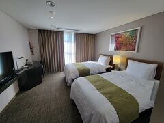 空港を出て、ぼーっとしてたら模範タクシーに乗ってしまい、空港からホテル（アベンツリー）まで39000ウォン。前回のジャンボタクシーが45000ウォンだったのが安く感じる。
ただ、帰りは19000ウォンくらいだったから、もしかしてかなりぼったくられてた？？？
