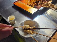 朝から炭水化物を摂っていない、身体も冷えているということで、
ホテルに戻る途中のBIFF広場の屋台で.おでんとムルトック（釜山の餅）。
おでんが胃に染みた。そして餅も味がシミシミで食べ応えもあり大満足。
オデン3本とムルトック1本で合計4000ウォンって、安すぎ。
もしかしたら閉店間際で安くしてくれたのかも、、、
大満足・大満腹でホテルに戻って就寝。
アベンツリーホテルには浴槽があったので、ゆったりお湯に浸かれて良かった。