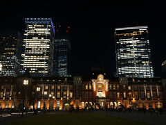 ●東京駅丸の内駅前広場

八重洲側に、日本一のビルが出来ると聞いて、「どの辺りにできるんだろうね…」と相方と話しながら眺めていました。大阪のあべのハルカスは、周囲に高い建物がなかったから、目立ちましたが、高層ビルが林立する場所に建ったら、どんな感じになるのでしょうね。楽しみです。
