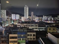 苦しい、、、といいつつ娘はコンビニでアイスを買って食べていた。
ホテルの部屋からはきれいな月が見えたけれどうまく写真が撮れなかった。