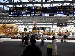 　スワンナプーム国際空港での出国手続きは、最近はパスポートを機械に当てるだけで出国印も押されなくなったので便利です。そして毎回のオブジェを見るとバンコクから出発するんだなーという気分になります。