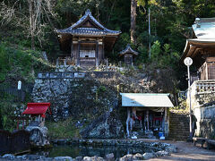 　「きころ」から数分歩くと、徳川家康の長男である信康の墓地がある清瀧寺一帯にたどり着く。一帯は本田宗一郎ものづくり伝承館、二俣諏訪神社などが集まっており、静かなエリアだ