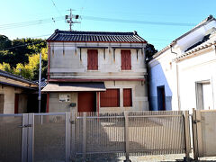 　変わった名前だが、元の所有者である内山家の屋号が「ヤマタケ」だったという。新蔵、南の蔵、北の蔵の3棟あり、有形文化財として登録されている。内山家は山林業、材木商などで財を成した。主屋は取り壊されているが、跡地は多目的スペースとして整備され、活性化に一役買っている