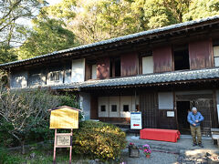 　鳥羽山公園から「鳥羽山古道」を下っていくと、旧田代家住宅がある。田代家は遠江攻略にのり込んできた家康に協力した功績で筏下しの特権を与えられ、栄えた。600坪を超える巨大な屋敷。内部は歴史民俗資料館的に使われている。ボランティアらしき人が案内してくれた