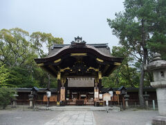 まずは、豊国神社へ
豊国神社は豊臣秀吉を祀っていたため、徳川幕府の時代には取り壊されていた社。今の社殿は明治13年（1880）に建立されたものだが、唐門だけは伏見城の遺構。
