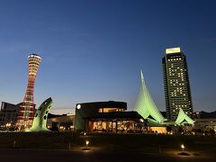 ライトアップされたポートタワー、スターバックス海洋博物館、オークラホテル。
オークラホテルは初めて神戸に来た２５年ほど前に泊まったホテル。