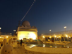 夜明けの東京湾。
１月なのでまだ陽が上がってません。

ですが…、