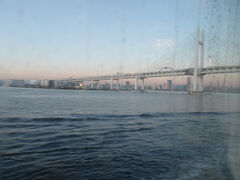 窓を見てみると、横浜ベイブリッジが見えました(゜_゜)。