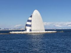 11:50頃、東京湾アクアラインの風の塔付近を通過。