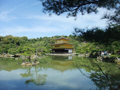 足利義満が舎利殿(金閣)を中心に創建。義満の死後、夢窓国師を開祖としました。