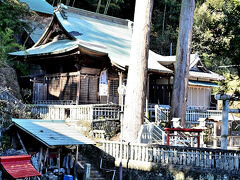  清瀧寺と隣接して建つ二俣諏訪神社。二俣地区の氏神だ。諏訪大社から流れ着いた木のほこらを祭ったのが起源という。この神社の祭礼である「二俣まつり」は有名。社殿前の２本の杉が印象的だ