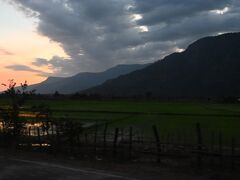 17:55　アンコール遺跡発祥の地・チャムパーサックを出発してパークセ―市内に向います