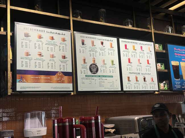 こちらがメニュー日本とは全然違います！<br />そして1杯1000円当たり前空間！はい！破産！