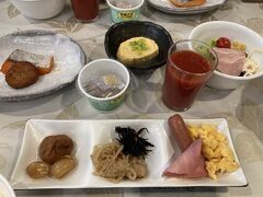 朝食会場には割と人が多くて、こんなに泊まってたんだ…と思った。
夜も朝も温泉は独占状態だったので、泊まり客はあまりいないのかな？と思っていたのだが。

先ずはミニバイキングからいろいろもらってくる。
トマトジュース、納豆、海苔、絶品の梅干し、日光名物たまりらっきょう、ひじき煮、切り干し大根、ウインナー、ベーコン、スクランブルエッグなど。
ご飯も、一膳ずつ入れてくれる機械で小盛りのスイッチを押す。
席に戻ってきたら焼き鮭、さつま揚げ、だし巻きなどが配膳された。