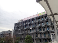 チェックアウト後、近くの豊洲市場をちょっと見物