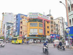 おお、バスターミナル向かいの有名店がもう営業していますな。