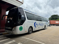 渋滞＋大型バスのノロノロで、国境のモクバイについたのは12:30。これ絶対16:45にプノンペンに着かないでしょ、知っていますけど。
日本人だから、もしや予定通り着くかも？と淡い期待をしてしまうのですが。
この時点でもう諦めました。