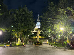でもちょっと食べすぎました。
まだ寝るには時間も早いので、腹ごなしに1時間くらい歩くぞ！
ということで、プノンペンの名称のもとになった、ワットプノンヘ。夜はクローズしています。