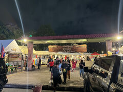 ワットプノン北側の友好橋あたりまで行って、またナイトマーケットまで帰ってきました。ローカルの人で賑わっています。