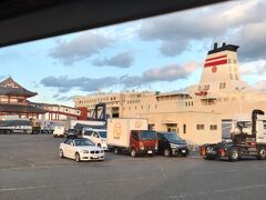 送迎バスは新門司港に到着。
車窓から見える和風の本殿風の建物は第一ターミナルビル。
こちらは神戸港行のフェリー乗り場。停泊しているのは阪九フェリーの「やまと」号。