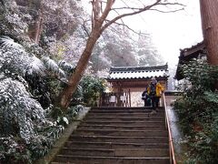 岩船寺山門入口。
石段下の右手にトイレがある。