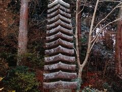 重要文化財の十三重石塔。
入り下の軸石には梵字が彫ってある。