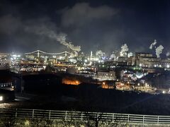 輪西九条通のバス停を降りて坂を上り潮見公園へ向かいます。本来は海側を見るための公園なのでしょうけど、その入り口に逆方向を見ると、日本製鐵の製鉄所が見えます。