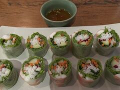 生春巻きを頼んだらめちゃくちゃ美味しくてびっくり！
パクチー抜きと言い忘れたのですが、元々入っていなかったです。
しそがアクセントで美味しい
皮が薄くてぴたっと美しく巻かれていました