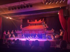 タオダン公園再び。
水上人形劇を観にきました。

生演奏、セリフはベトナム語でしたが全然楽しめました。

人形の動きが複雑で面白い
火が出たりスモークが出たり
なんか大人の雰囲気になったら卵が生まれたり

1時間ぐらいかな、あっという間でした。