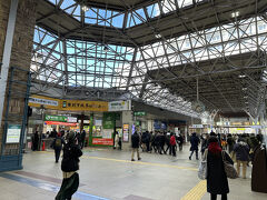 JR中央線、西武国分寺線・西武多摩湖線「国分寺駅」の終着駅
土曜日の午後だったので、多くの乗降客利用があります。
