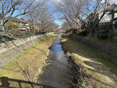 住宅街を流れる野川。