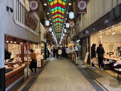 錦市場。今日はまだ混雑具合ましかも。