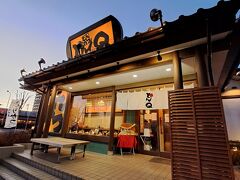 とんQに。待ち時間約25分です。予約制は無く、発券機での受け付け、席はカウンター、テーブル、座敷の3種類から選べますが、待ち時間短縮のためどの席でも可能を選択しました。