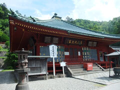  御本尊「十一面千手観世音菩薩」（国重要文化財）は、勝道上人が中禅寺湖上に千手観音様をご覧になり、その姿を桂の立木に彫ったと伝えられています。