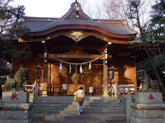 小金井神社
創建は元久2年(1205年)武蔵野開拓にあたり、菅原道真公の徳を敬い社殿を造り天満宮としたと伝えられている。  天正11年（1583年）賀茂下出雲入道勝重という人が、小金井の地に住み大いに開拓に努力し、里人と共に資金を集め社殿を修築した。
 宝暦元年（1751年)当時の名匠である江戸神田に住む粉川市正康信に、道真公の坐像（高さ42.4センチ）の彫刻を依頼した。これが現存し、御神体として祀られている。