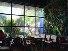 　暇なので近くのCafe Amazonに行きました。
　Cafe Amazonはタイ・カンボジア・ベトナムによくあるカフェです。値段は高めですが普通のアイスコーヒーが大量に飲めます。