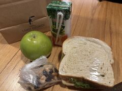 改めて取れたチケットが7時51分発だったので本日も朝食はボックスでした。
昨日から食事もボックス地獄になってまいりました。
モーニングコールは4時半、ホテル出発は5時半でした。