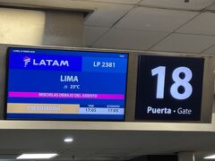 空港に着いたのは14時、チェックインカウンターでまた揉めました。
私たちのチケットには預け荷物代が入っていないので、預けるのであれば一つ100ドル相当払うように、と言われたのですが、その件については全く聞いていませんでした。ガイドは「イグアスで取ったチケットなので私は一切わかりません、関係ありません」とにべもない対応だったし、添乗員に連絡も取れないので仕方なく一人ずつカードで支払いました。すったもんだしてやっとゲートへ。