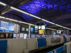 この日は珍しくモノレールが早朝に運転見合わせになっていました。
運転再開はしたものの遅れがあったので迂回した人が多かったらしく、モノレールは比較的空いていていました。（写真は降車ホームなので元々人がいません）