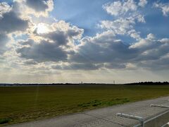 こちらは空港側。
残念ながら離着陸や訓練機は見れませんでした。