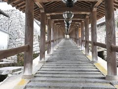　　　　　　仁王門をくぐったら、すぐに登り廊
