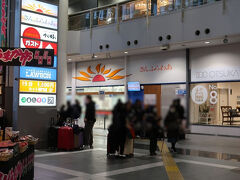 受付窓口はありますが、予約のQRコードを持っている人は立ち寄らずにそのまま乗船できます。
窓口周辺には大型のダイソーもあり（しかもTHREEPPY併設）、忘れ物があっても安心ですね。